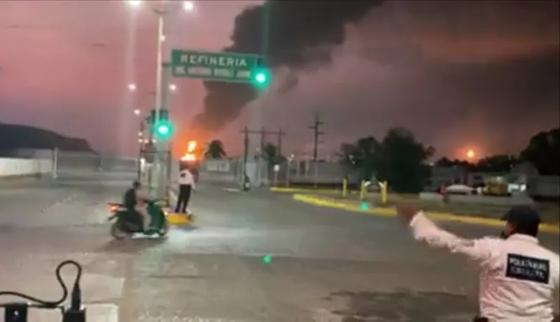 En el fondo, se aprecía el incendio en la refineria de Salina Cruz en Oaxaca, México. 