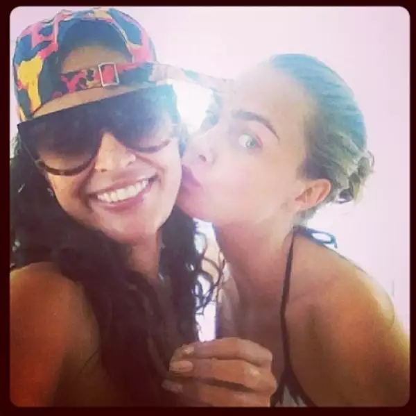 "Un día en el barco con mi boo", tuiteó Cara.