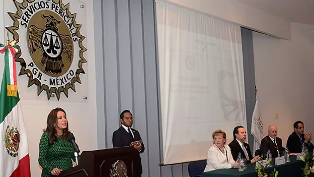 Mariana Benítez Tiburcio, subprocuradora jurídica de la PGR, durante el anuncio de una base de datos nacional de perfiles genéticos
