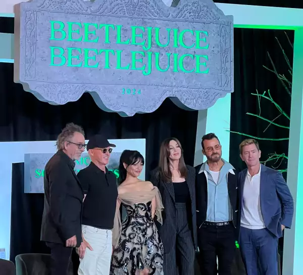 Tim Burton y elenco de Beetlejuice en CDMX