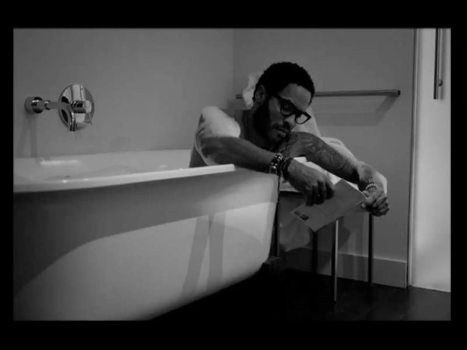 Su música mezcla funk, soul, reggae, hard rock, psicodelia y folk.