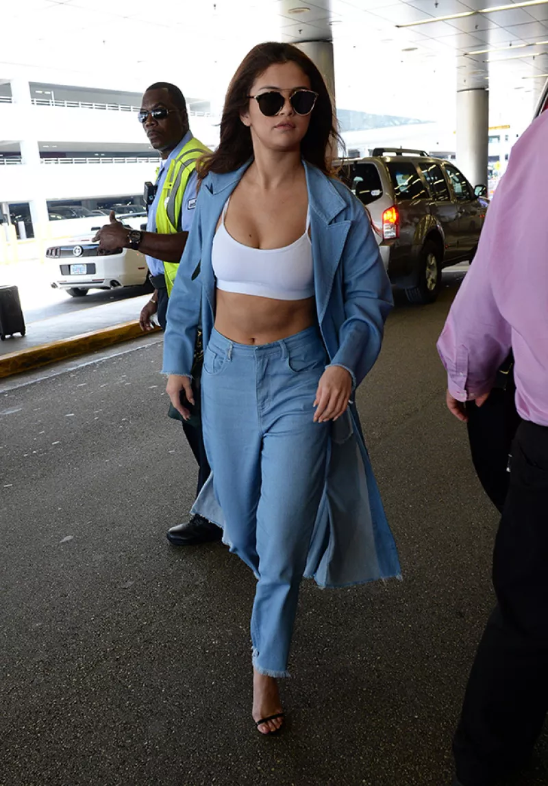 La sexytud de la cantante es innegable, y así se dejó ver este fin de semana en un outfit total denim, con el que presumió su abdomen súper fit.