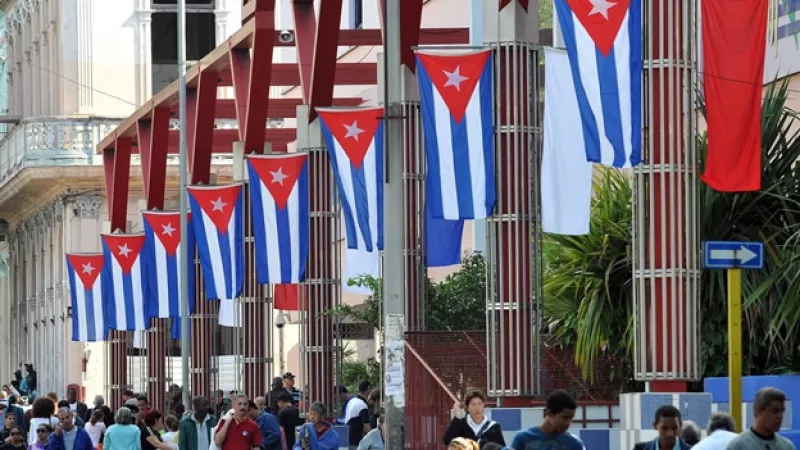 banderas de cuba y gente