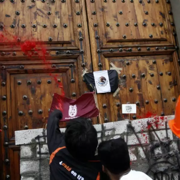 Estudiantes del IPN construyen muro con tabiques y cemento frente a la puerta principal de la SEP 