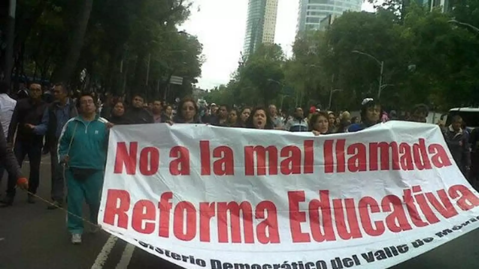 Estudiantes y profesores de la CNTE protestan contra el Grito de Pena Nieto