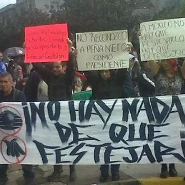 Manifestantse marchan contra el grito de EPN