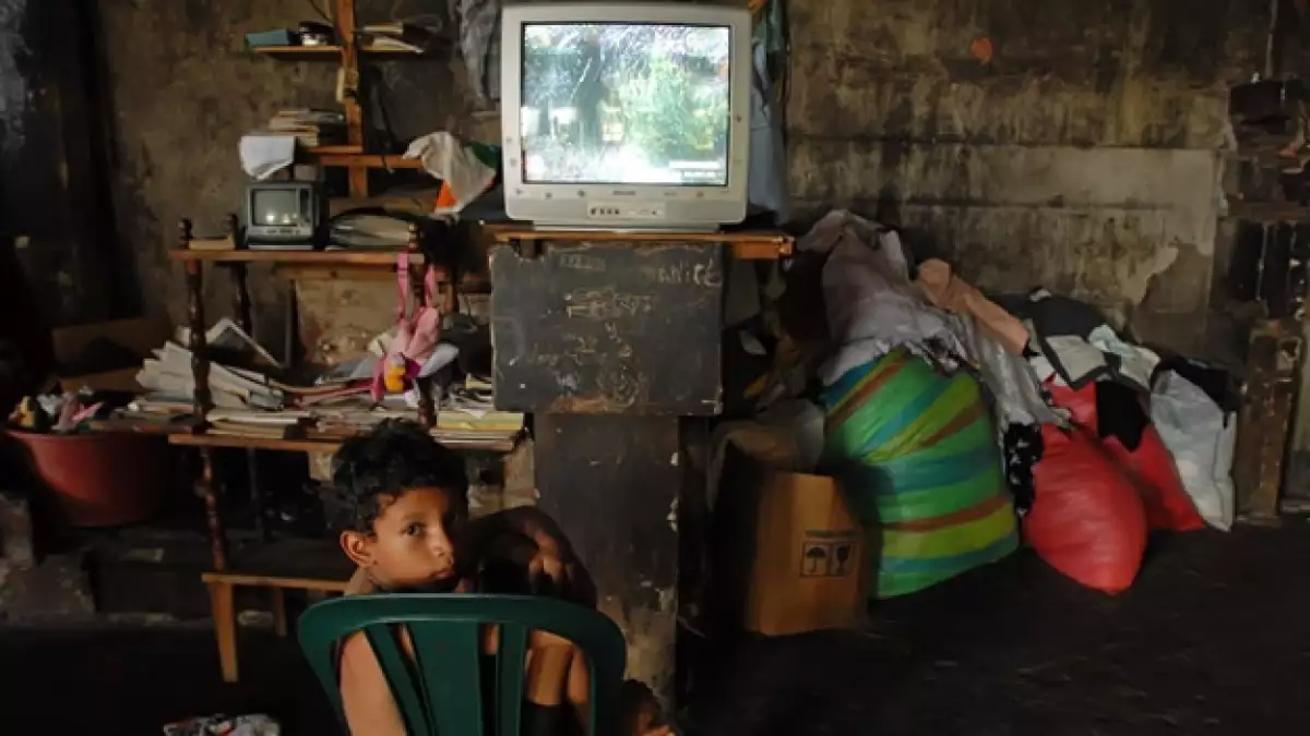 Un niño en su casa en Managua, Nicaragua, donde casi la mitad de las personas viven en pobreza extrema