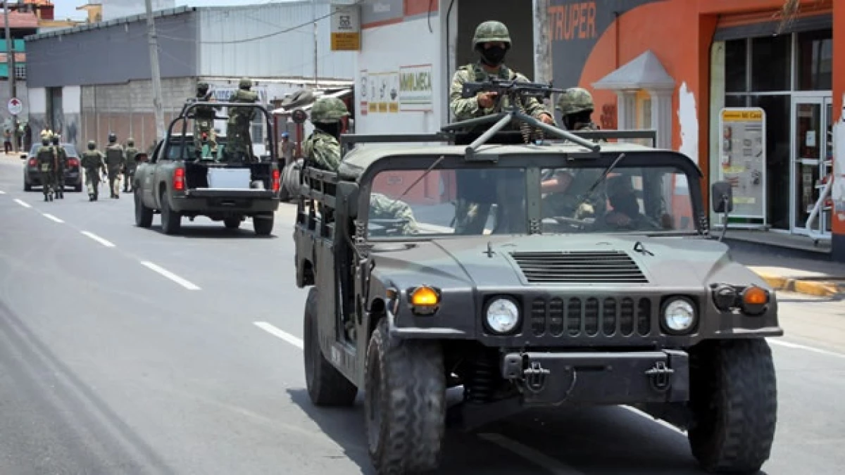 Un par de sujetos que viajaban a bordo de una camioneta Ecosport blanca fueron perseguidos por elementos del Ejército y Marina al desobedecer el alto en un reten aplicado sobre la avenida J.B Lobos de esta ciudad, en la persecución también se vio involucr