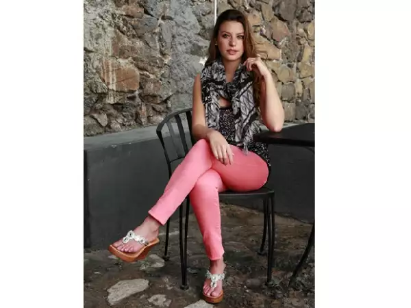 Jeans en tonos claros, sandalias y mascada en el cuello, ideales para ir al cine o por un café.
