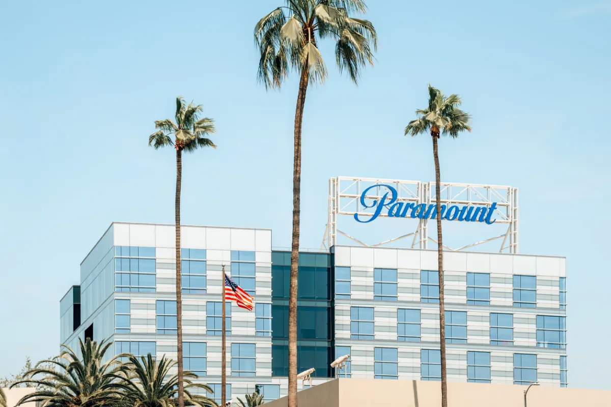 Exterior de un edificio de Paramount con el logo en el punto más alto de éste.