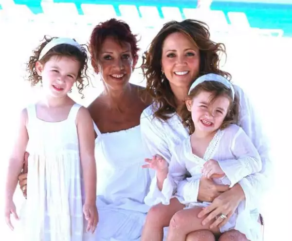 Andrea con sus hijas y su mamá.