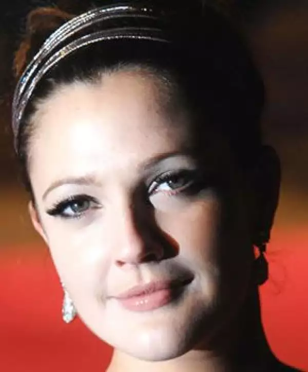 A una cara redonda como la de Drew Barrymore no le favorecen tanto los flecos.