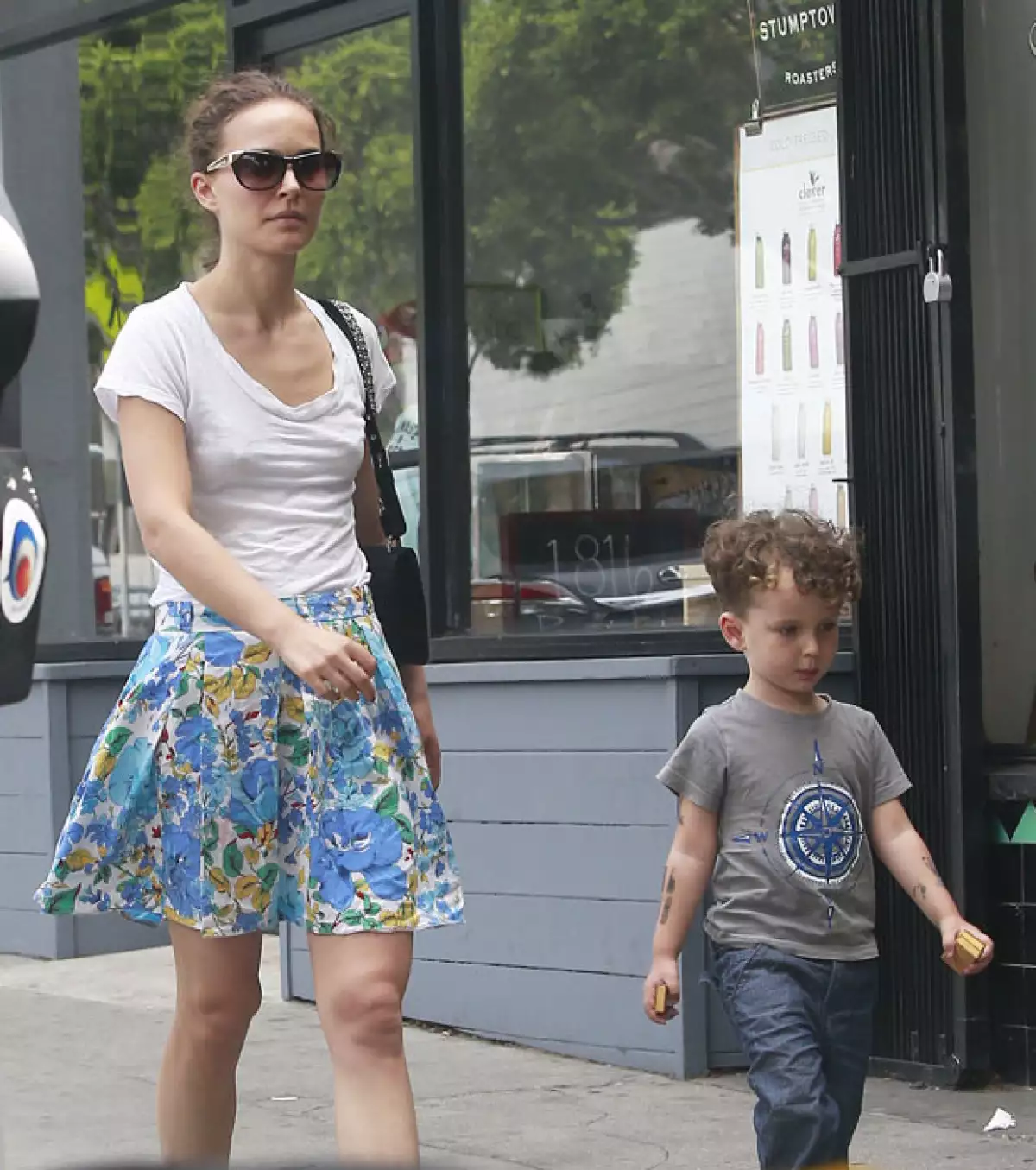 Natalie Portman también dio de qué hablar no solo por su look sin bra, sino también por los ademanes de su hijo Aleph muy parecidos a los de ella.
