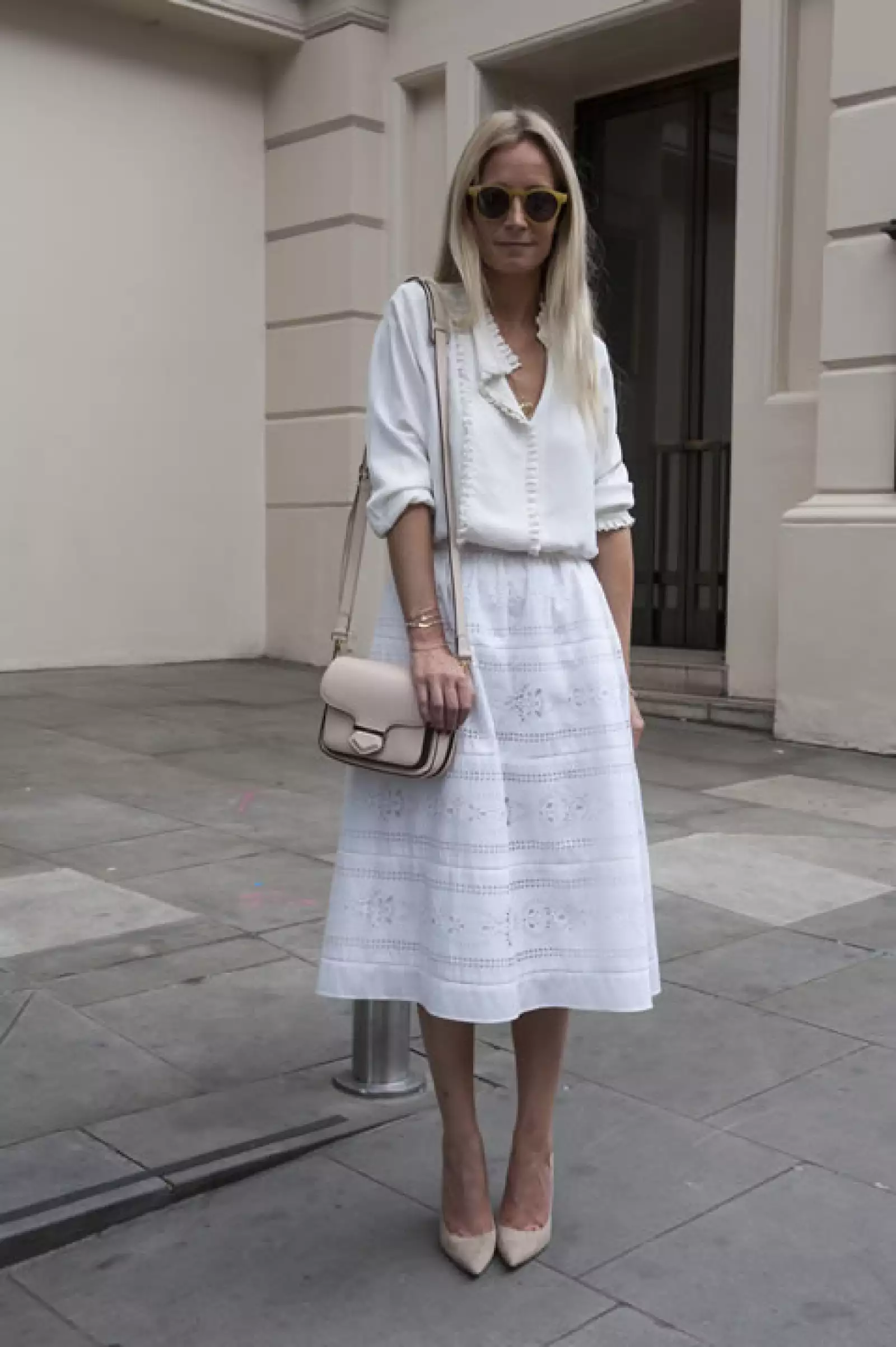 Juega con un total look en blanco aprovechando diferentes texturas y tonos claros.