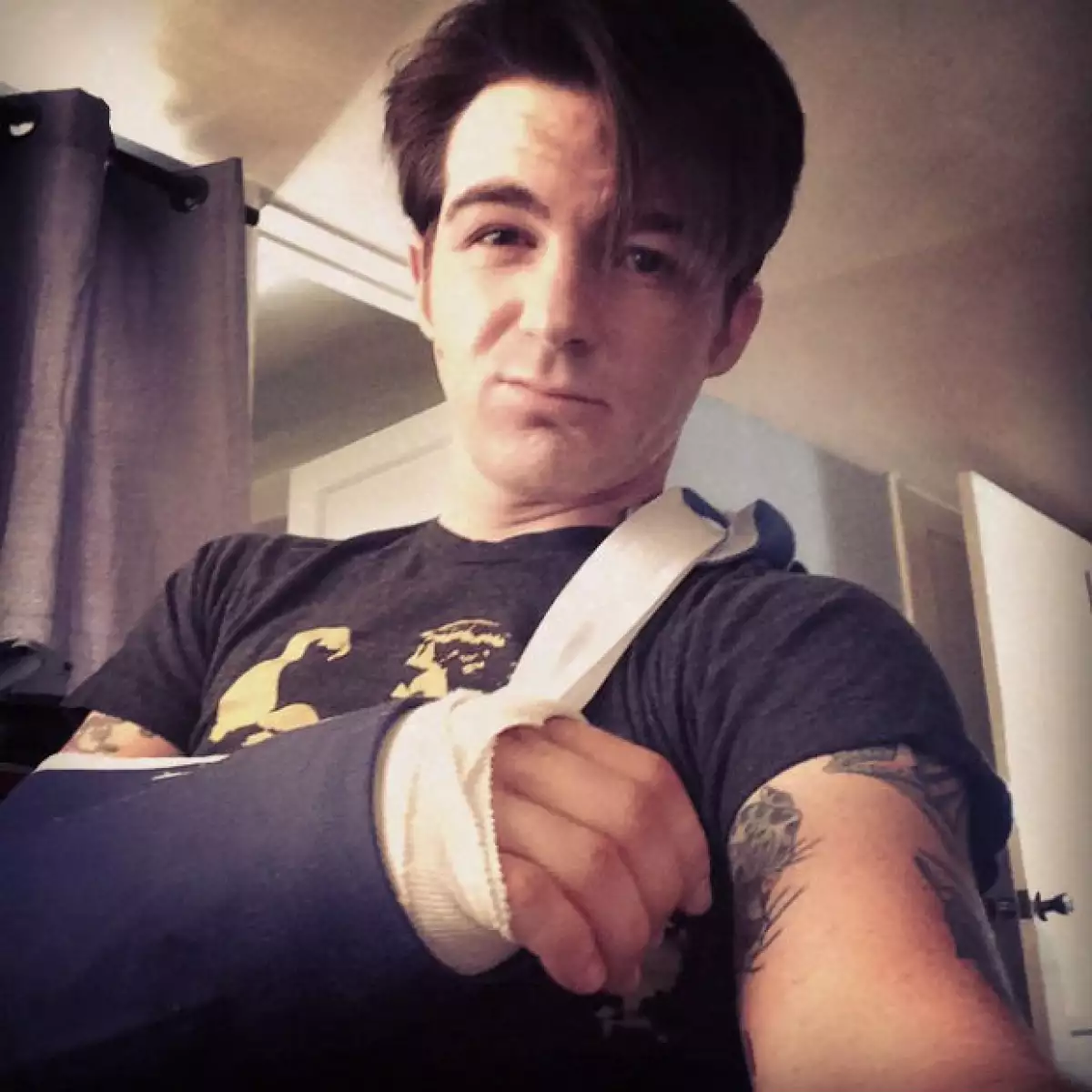 El cantante sufrió un lamentable incidente donde se rompió la muñeca y el diagnóstico médico fue poco alentador para él, pues desafortunadamente no volverá a tocar un instrumento musical.