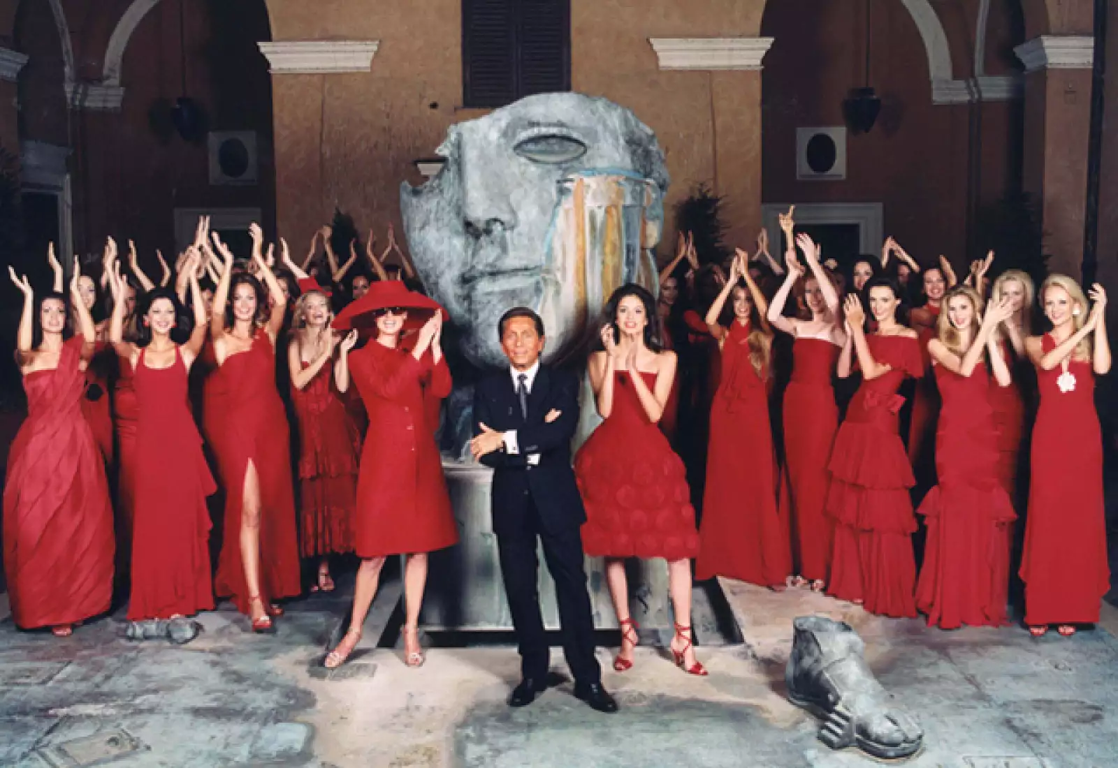 A lo largo de cinco décadas la firma Valentino ha sido sinónimo de elegancia, sofisticación y feminidad italiana.