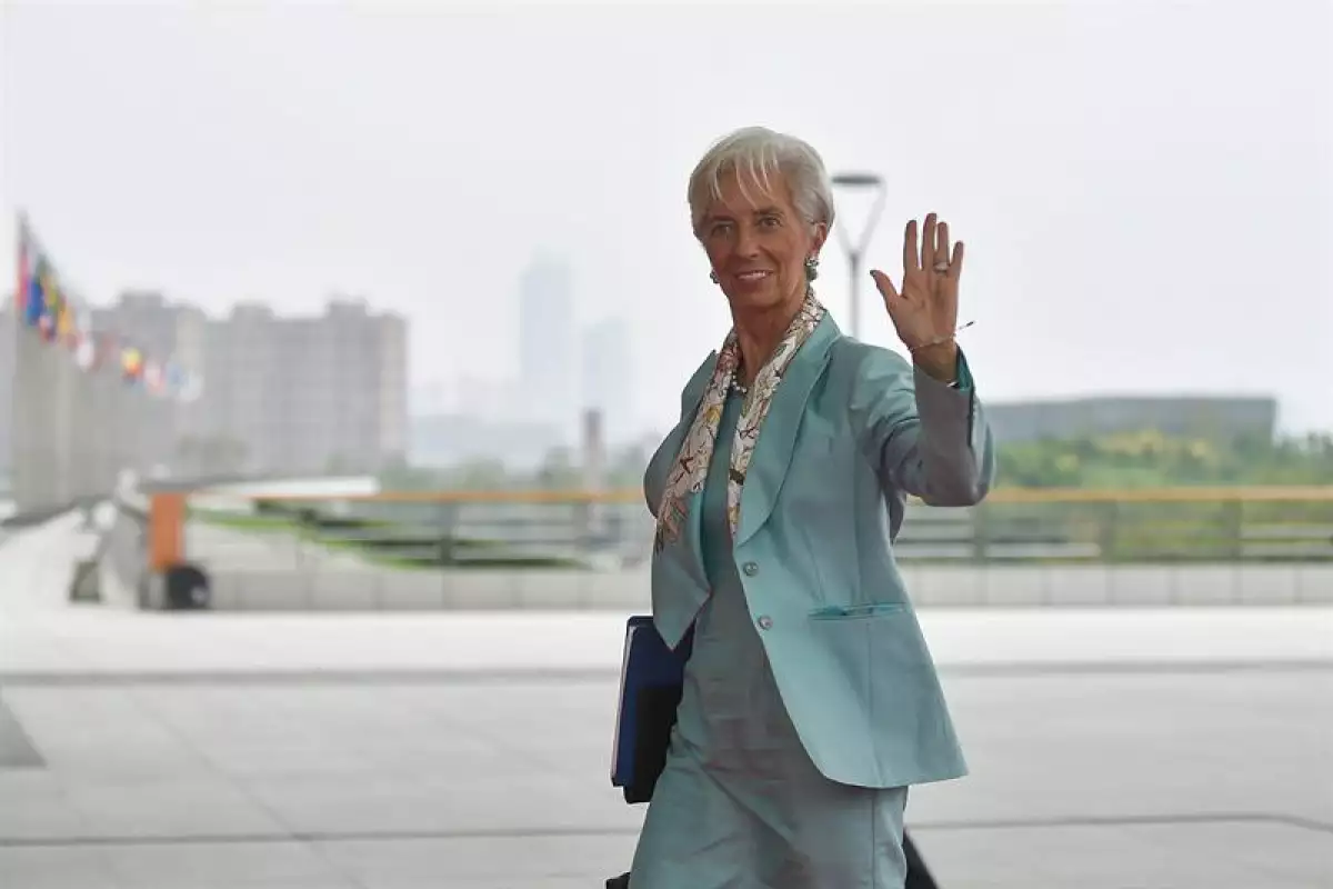 Lagarde advierte riesgos.