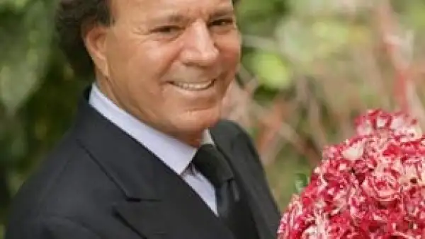 El cantante recibió el Escudo Heráldico en República Dominicana por su trayectoria artística.