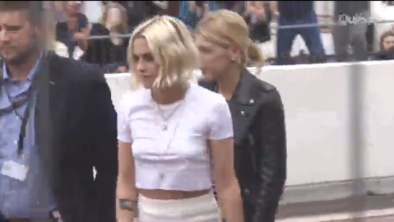 Las nuevas musas de Woody Allen brillaron con looks super sexys en la premiere de su película Café Society en la Costa Azul. K-Stew irreconocible.