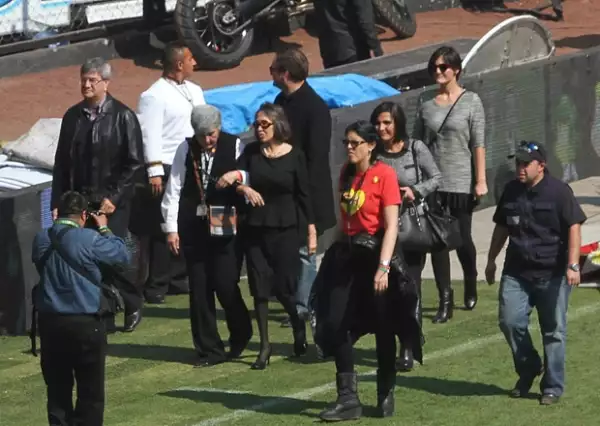 El momento en que Florinda Meza llegó a la cancha del estadio Azteca para el homenaje póstumo a su esposo.