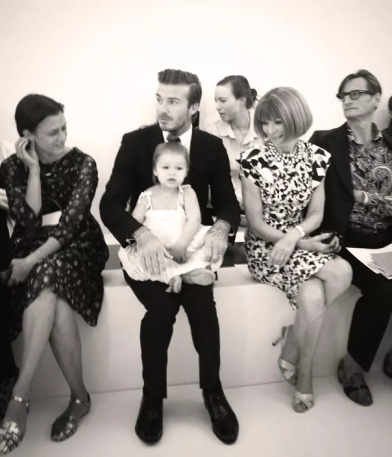 La pequeña de dos años de edad y su atractivo padre, David, se sentaron en primera fila para apoyar a la diseñadora, quien en pocos años ha adquirido gran prestigio en el mundo de la moda.