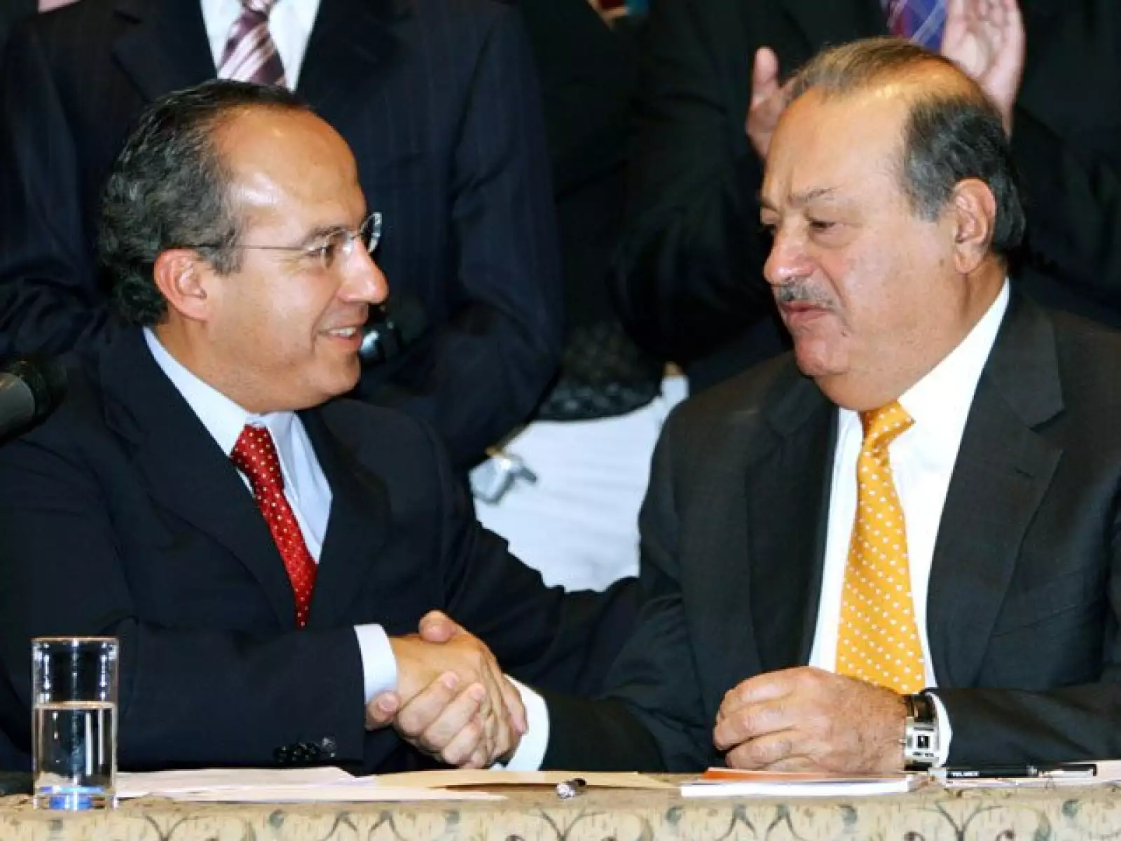 El ahora Presidente de México, Felipe Calderón, sostuvo una plática con Slim en 2005 en la que prometió unas elecciones limpias y trabajar para mejorar al país.