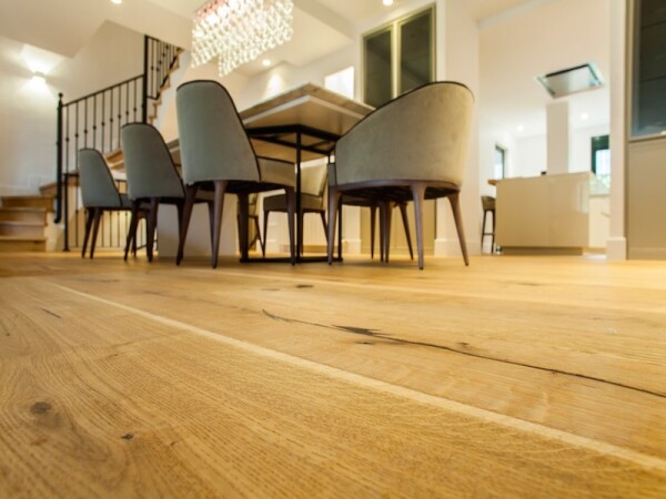 3 tips para elegir el piso de madera de tu departamento 3 5.Piso-de-madera-de-ingenieria-marca-coventino-color-camel.jpg