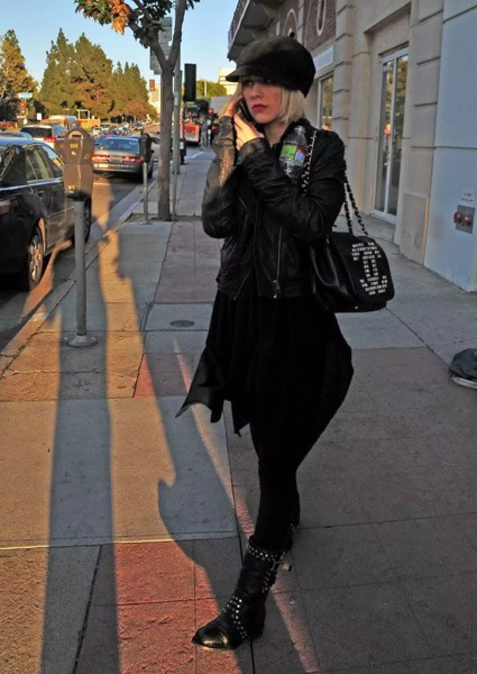 Christina Aguilera hizo uso de su teléfono al salir de un centro médico en California.