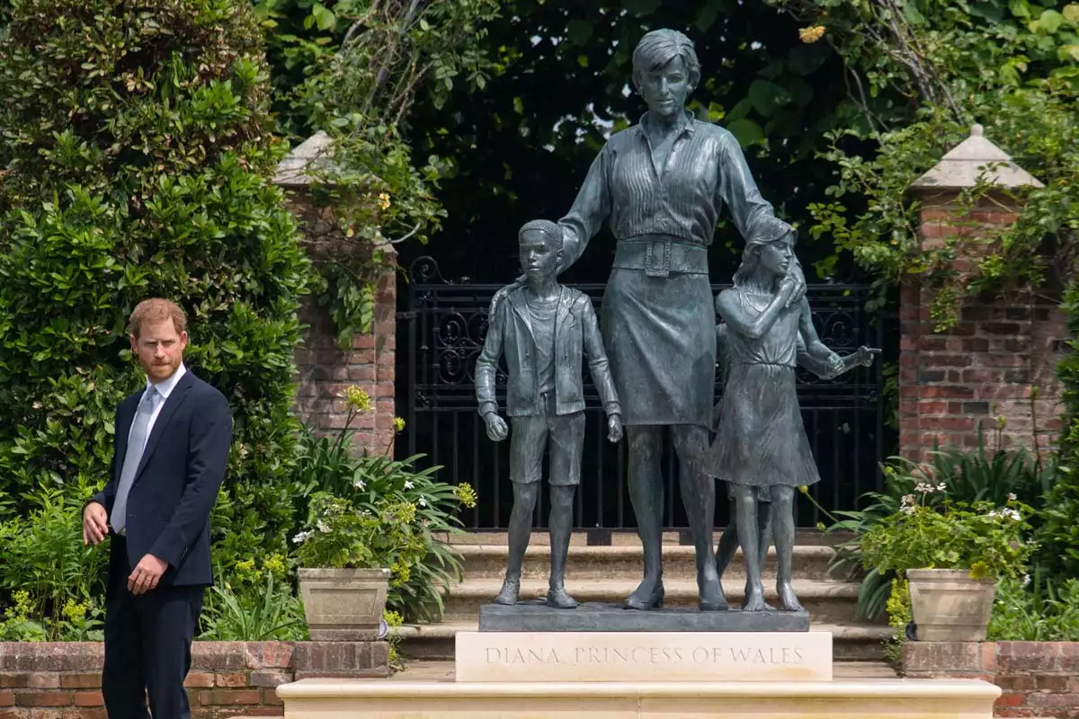 Príncipe Harry en la develación de la estatua de Diana de Gales en los jardines del Palacio de Kensington.