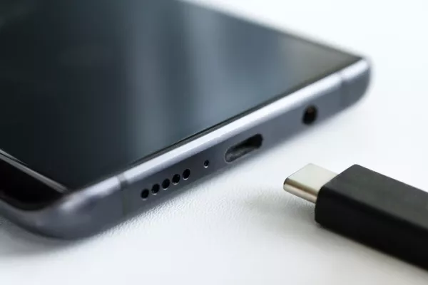 Entrada de puerto USB. Apple está haciendo pruebas de este tipo de conector en iPhone.