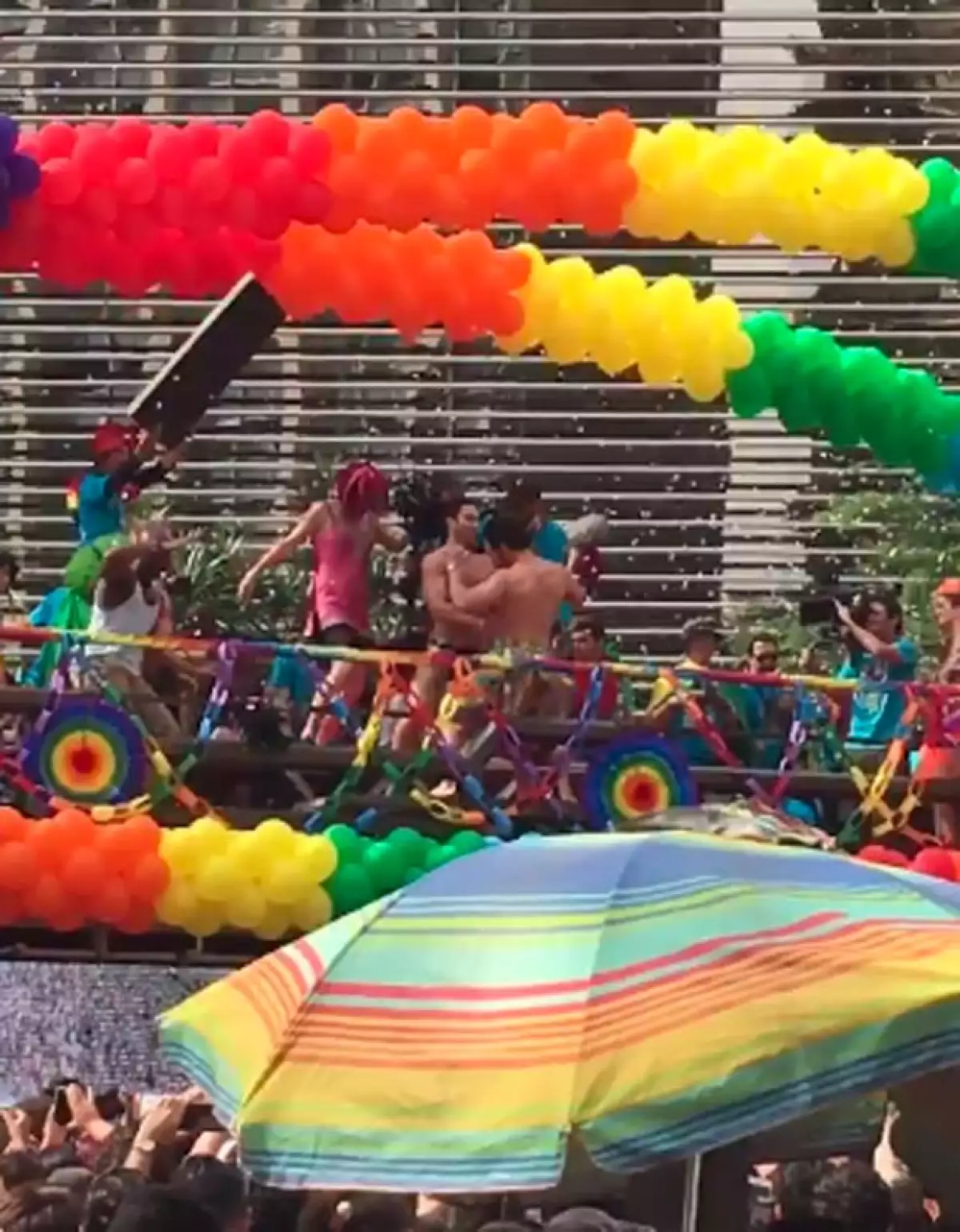 En varios videos captados por los fans, se ve a Lana Watchowski dirigiendo las escenas.