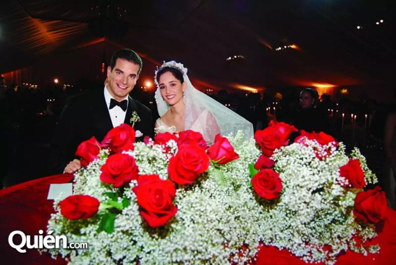 Los novios lucieron felices durante la boda. Mara lució un traje de la casa de moda española Victorio & Lucchino. En la foto: Marc Moret y Mara Hank