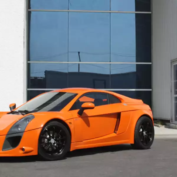 El chasis del MXT posee aluminio laminado en conjunto con fibra de carbón, combinados con adhesivos utilizados en la construcción de aviones.