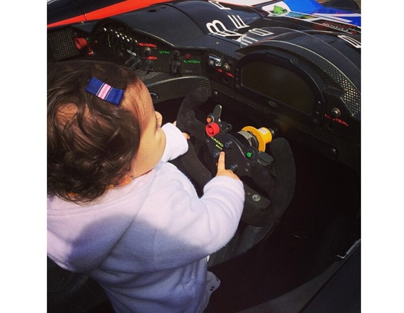 Mamá y Mini Jacky viajan con papá para apoyarlo en sus carreras.