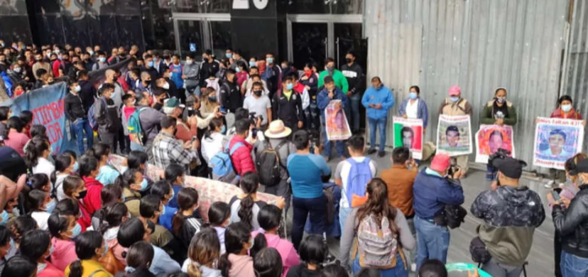 Familiares y padres de los 43