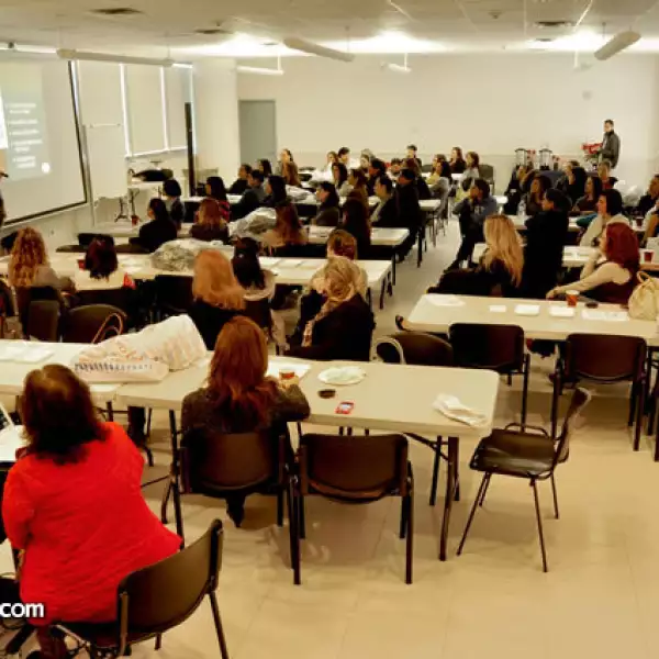 Esthela Villarreal da plática de decoración navideña