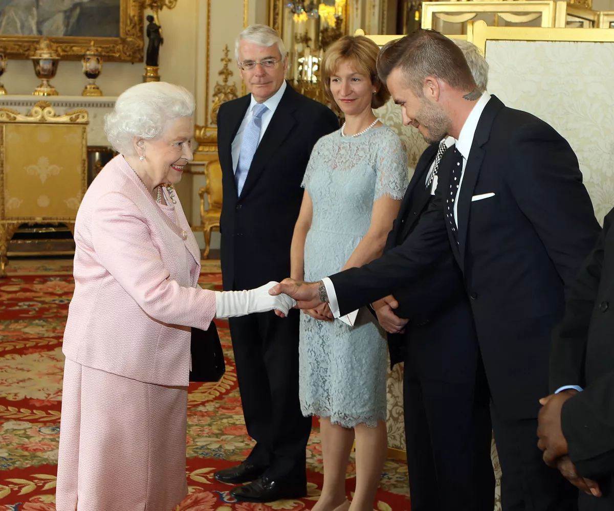 Reina Isabel  y David Beckham 3