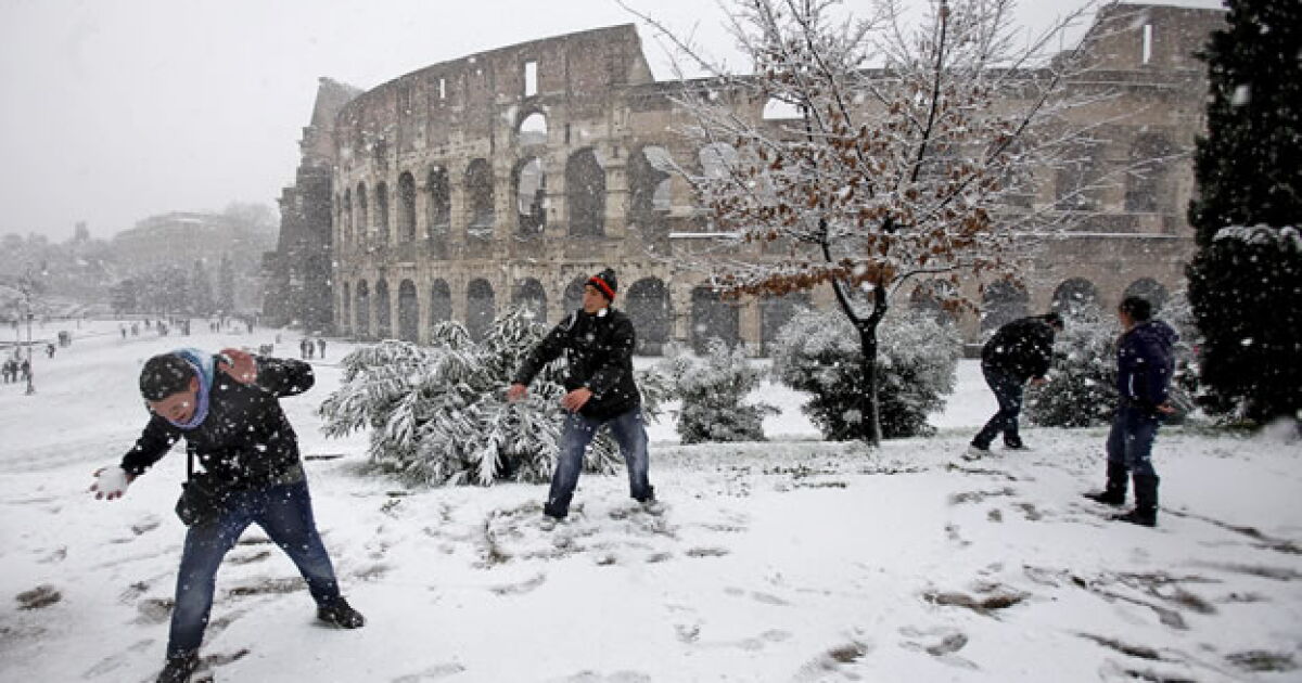 Nieve En Roma La nieve cubre a las calles y monumentos del centro de Roma