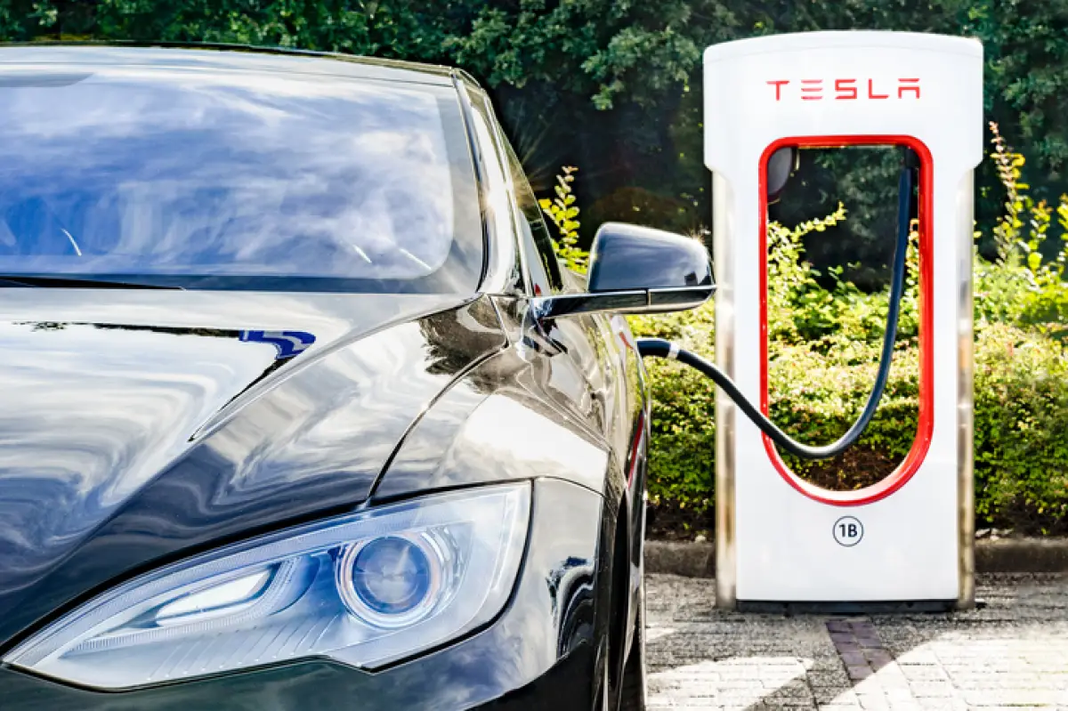 Tesla Model S al lado de un cargador de Tesla
