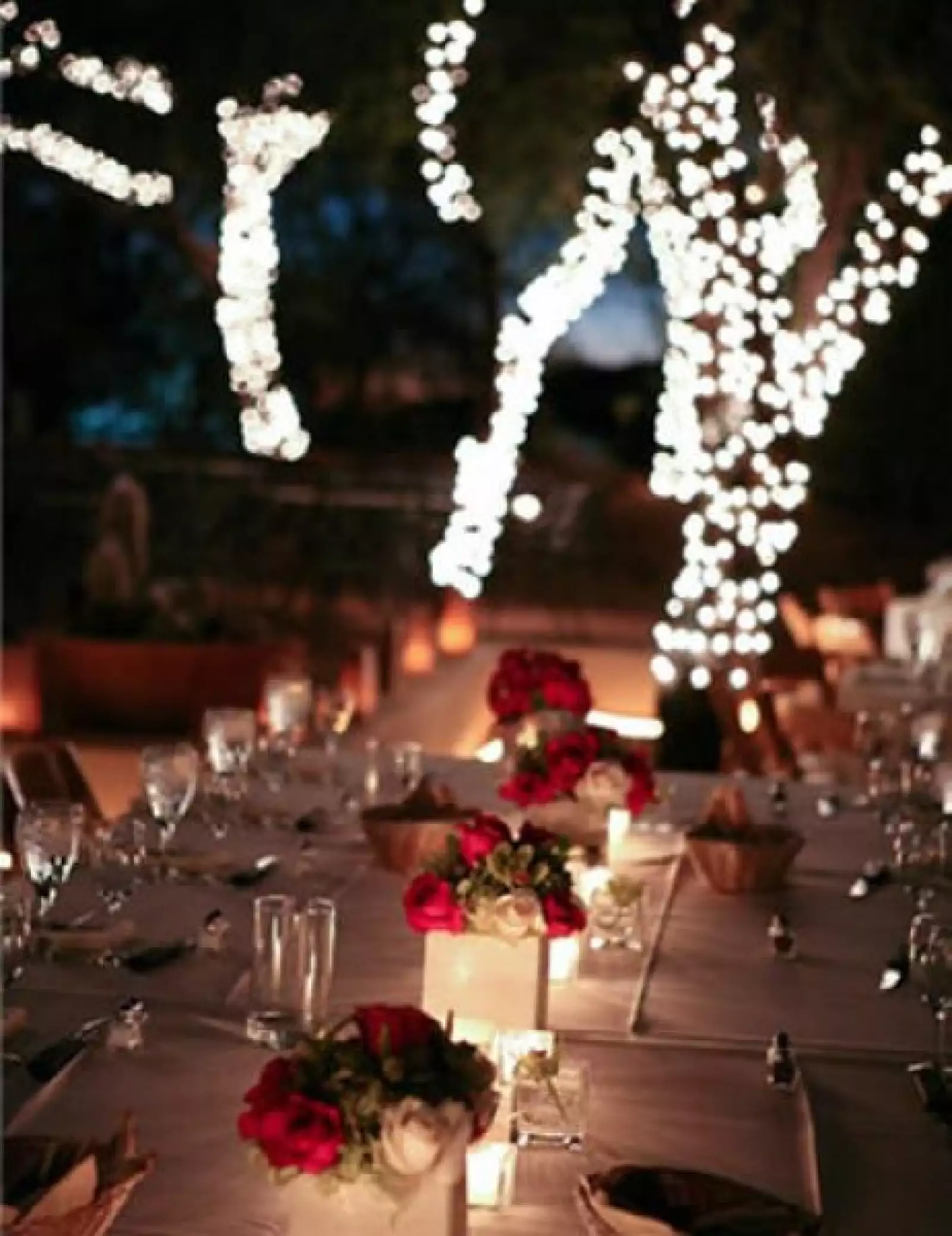 Un tip básico es elegir un lindo arreglo de flores para las mesas ya que el 70% de la decoración del lugar dependerá de los arreglos de flores. Olvídate de las flores artificiales, de tela o de plástico.