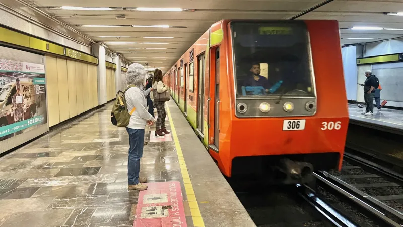 Personas esperando abordar el tren en la estación Eugenia de la Línea 3 del Metro de la Ciudad de México.