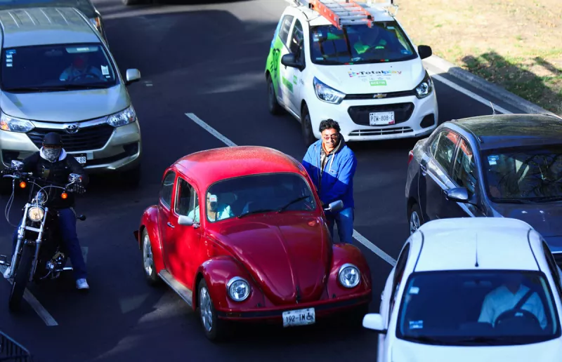 Bus drivers hold blockades to demand the increment in transport fees, in Mexico City