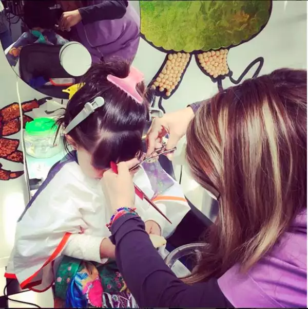 La pequeña se portó de maravilla en el salón de belleza.