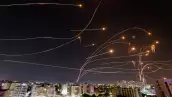 El sistema antimisiles Iron Dome de Israel intercepta los cohetes lanzados desde la Franja de Gaza, vistos desde la ciudad de Ashkelon, Israel, el 8 de octubre de 2023.