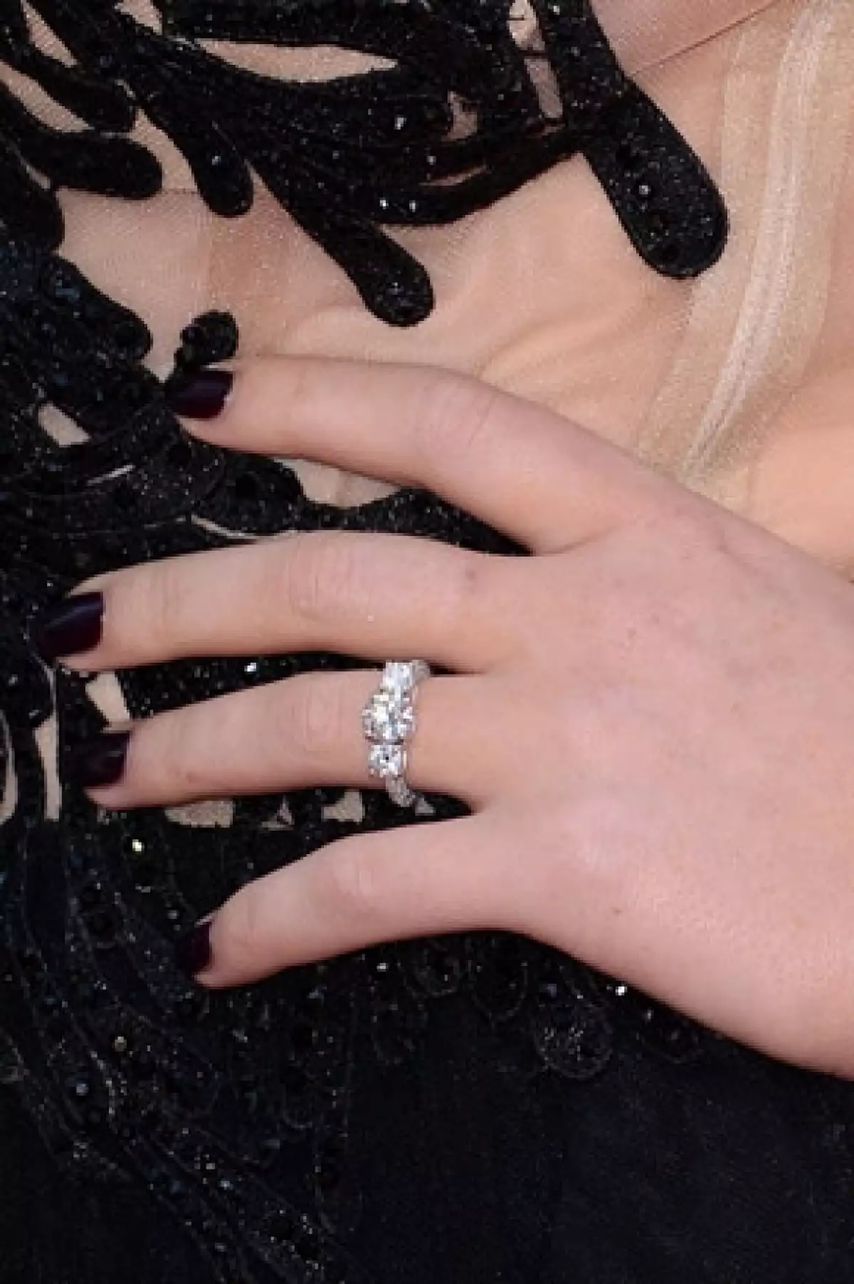 Perrie uso este anillo ayer en la alfombraroja de la película de One Direction.