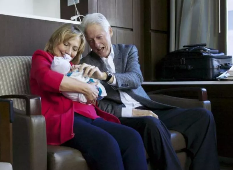 La hija del ex presidente de Estados Unidos, Chelsea, y su esposo Marc, presentaron a su recién nacida por medio de las redes sociales; sus abuelos, Hillary y Bill también posaron cargando a la bebé.