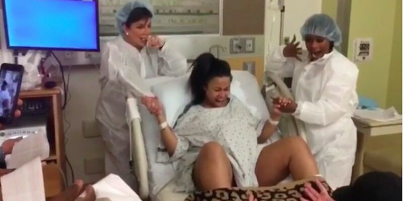 Blac Chyna y Rob Kardashian haciendo el mannequin challenge.