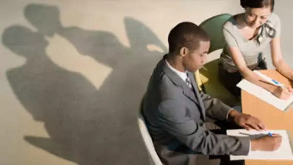 Cuidado: algunas empresas prohíben a sus empleados tener romances, mucho más cuando estos son extramaritales. (Foto: Jupiter Images)