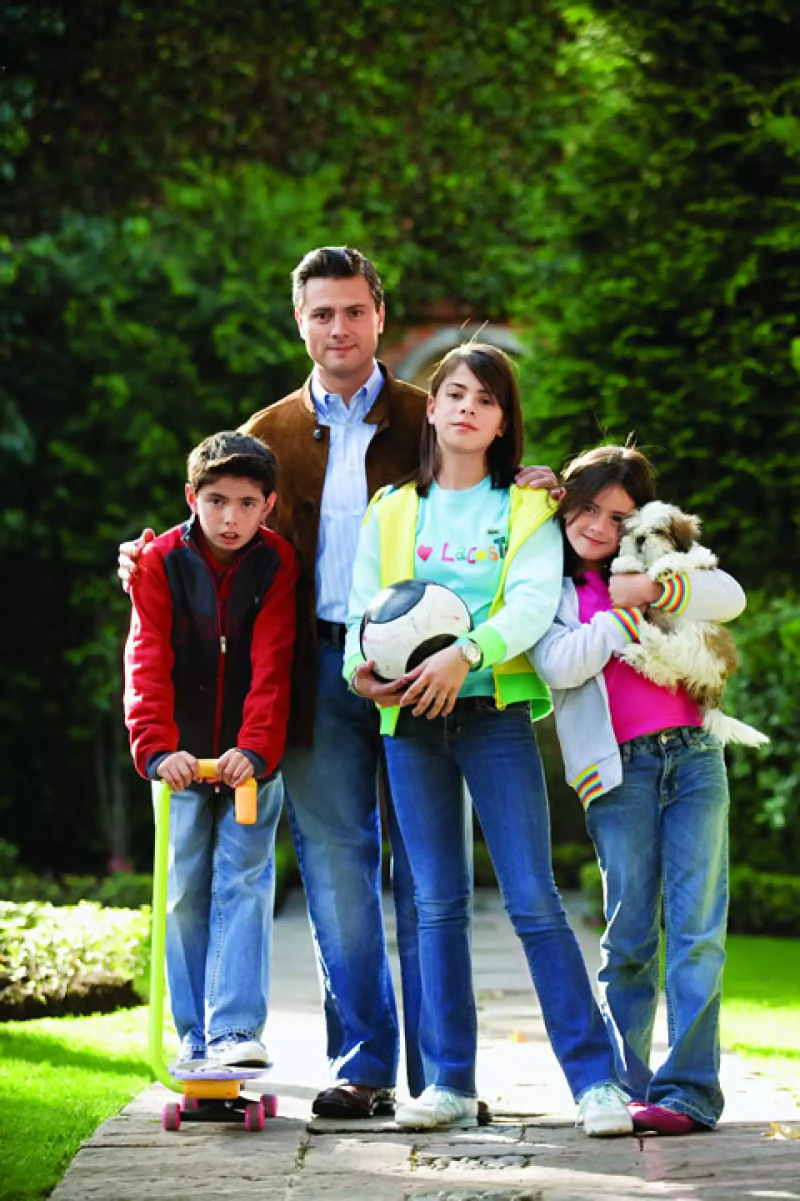 Se sabe que la relación de Paulina y Enrique Peña es sumamente cercana y que ella siente una gran devoción por su papá. `Intelectualmente lo admiro mucho. Siempre nos da nuestro lugar antes que a nadie´.