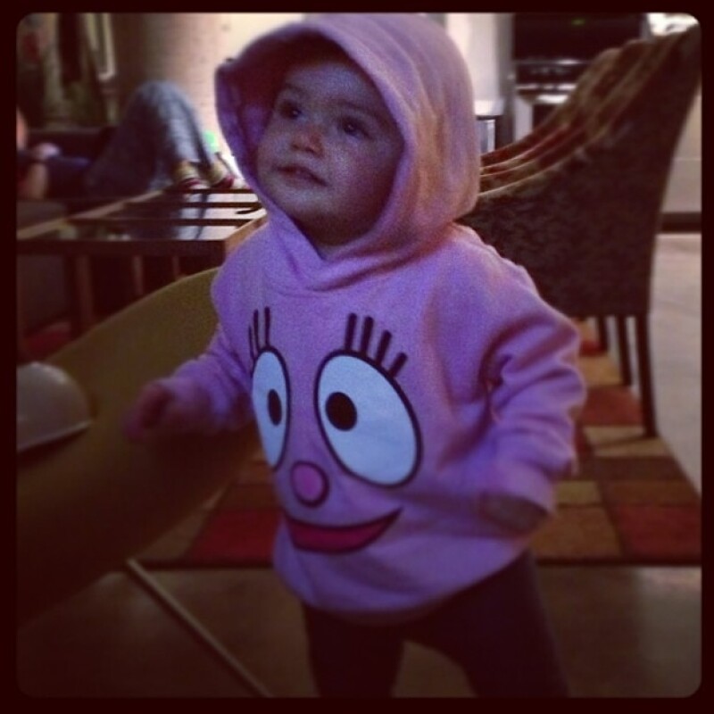 Jaime subió una foto de Elena con una sudadera del personaje Foofa de la serie de televisión Yo Gabba Gabba!.
